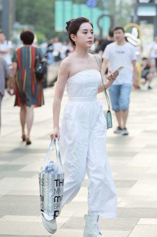 抹胸|丸子头发型的小姐姐,白色抹胸连体阔腿裤,纯净温婉