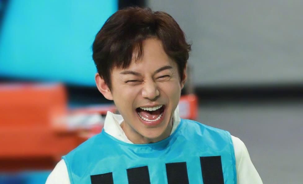 46岁何炅老师也难敌变老?录综艺时额头戴假发片,两鬓发量稀疏