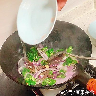 滚刀切|忙里偷个懒，轻松来一碗辣椒炒牛肉