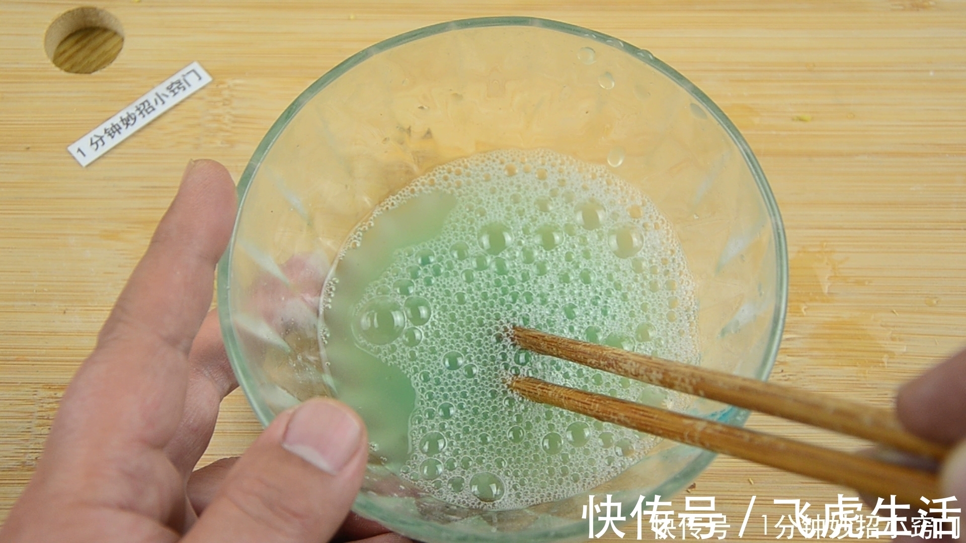 把1个牙膏挤在生姜上,真是实用,很多人都还不懂,看一看