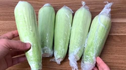 玉米皮|7月趁着玉米便宜，教您2个保存妙招，放一年都不坏，实用又省事