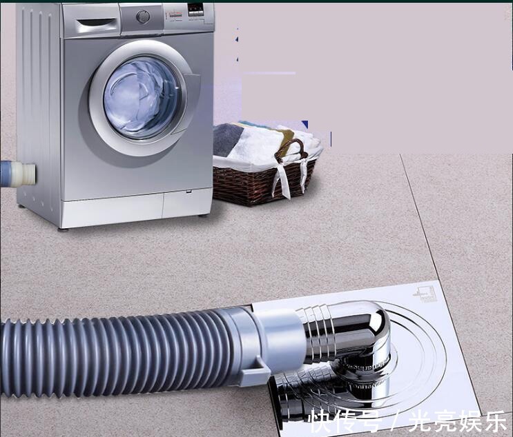 贴纸|今后再买房,客厅坚决不贴瓷砖,连踢脚线也要拆,瞧下图,太先进