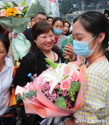 考生们|考生们走出考场后收到鲜花与家人拥抱