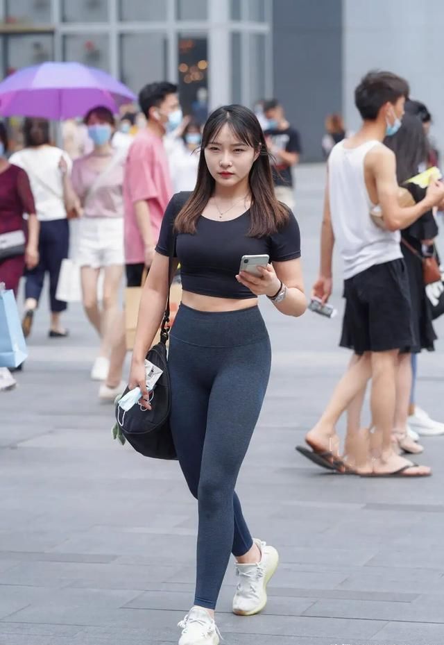 有腿粗的女孩,打底裤将会是你的“福将”,显瘦时髦两不误