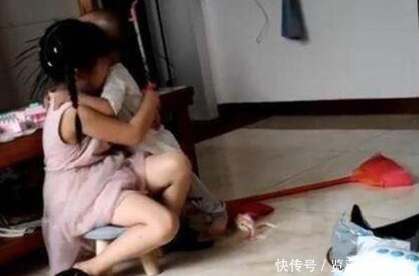 孩子|弟弟想和姐姐一起玩，坐在房门口等姐姐醒，这姐弟俩相处得太好了