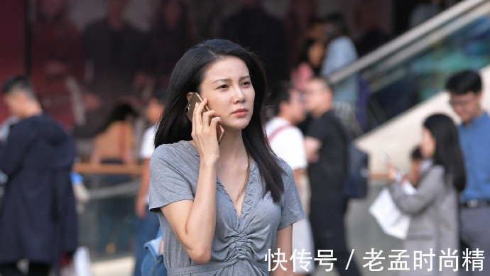 优雅 街拍: 小姐身穿一袭素雅的长裙, 穿衣风格低调, 优雅气质却难掩!