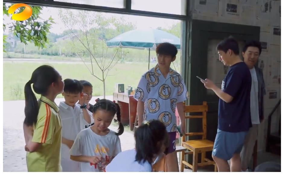 何炅|孩子们问：你们是明星吗？何炅的回答让人很舒服