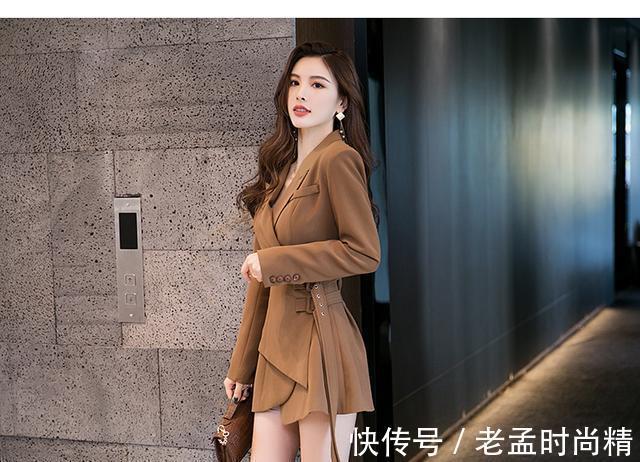 美腿|长发美女穿时尚西装裙秀美腿,搭配一双同色高跟鞋女神范十足