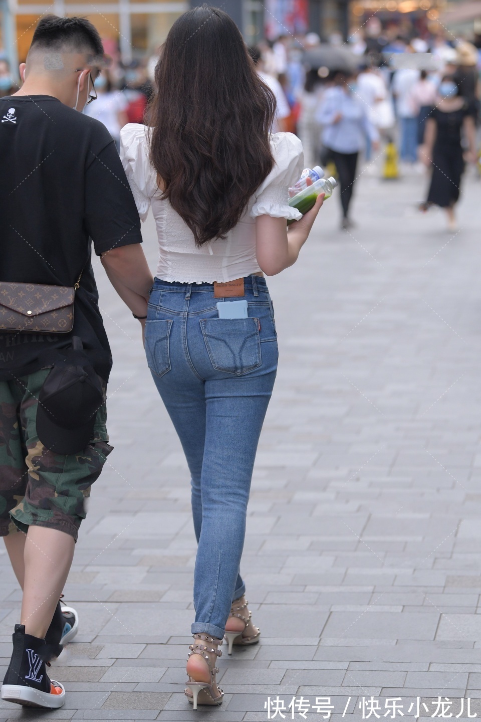 姑娘|非常优雅的北方姑娘，身穿白色泡泡裙，时尚的穿搭让男朋友很自信