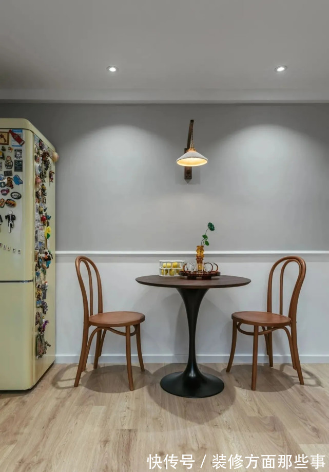 一面窗|95平混搭风复式房子墙面纯白+浅灰色,彩清浅柔和却不失层次感