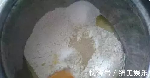 还在傻傻的用酵母发面？用它仅十分钟，就能蒸出又白又好吃的馒头