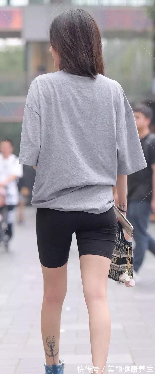 打底裤 牛仔外套搭配深蓝打底裤，单色搭配，最保守最低调的穿衣方法！