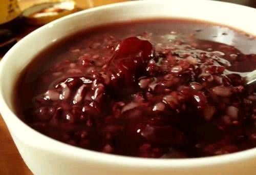 这种食物是白发的长生不老药它每吃三到五次又黑又亮又年轻