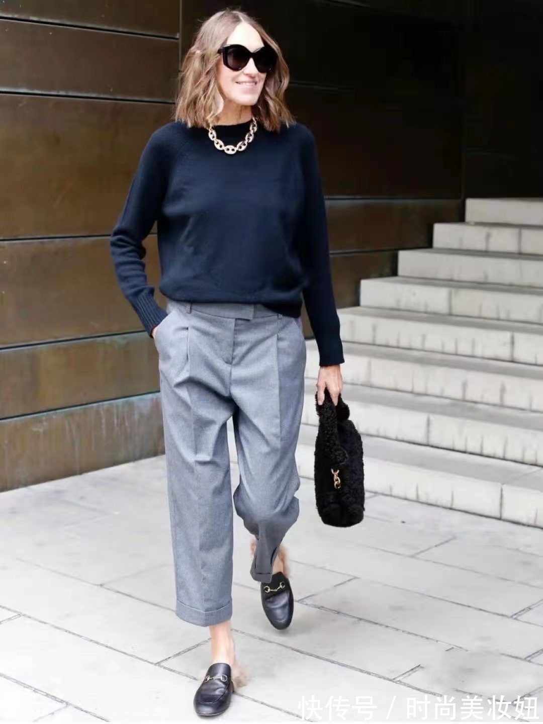 工装裤|50岁女人尽量少穿“牛仔裤”,学她不扮嫩、不花哨,气质满分
