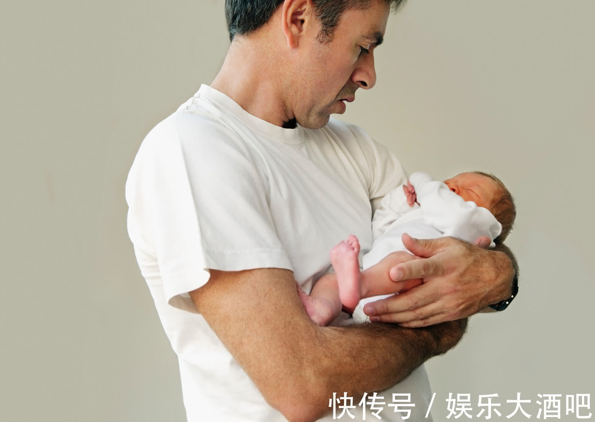 嘴巴|新生儿出生自带的4种现象,是孩子聪明的表现,家长别大惊小怪