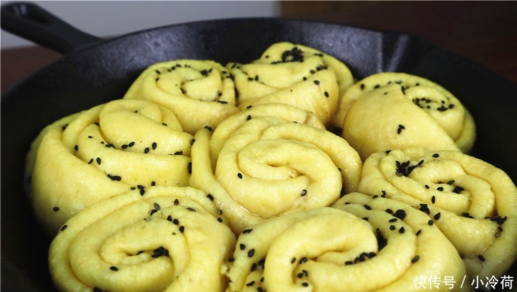 用玉米面做的早餐,咬一口暄软蓬松,做一次3天不起早,太香了