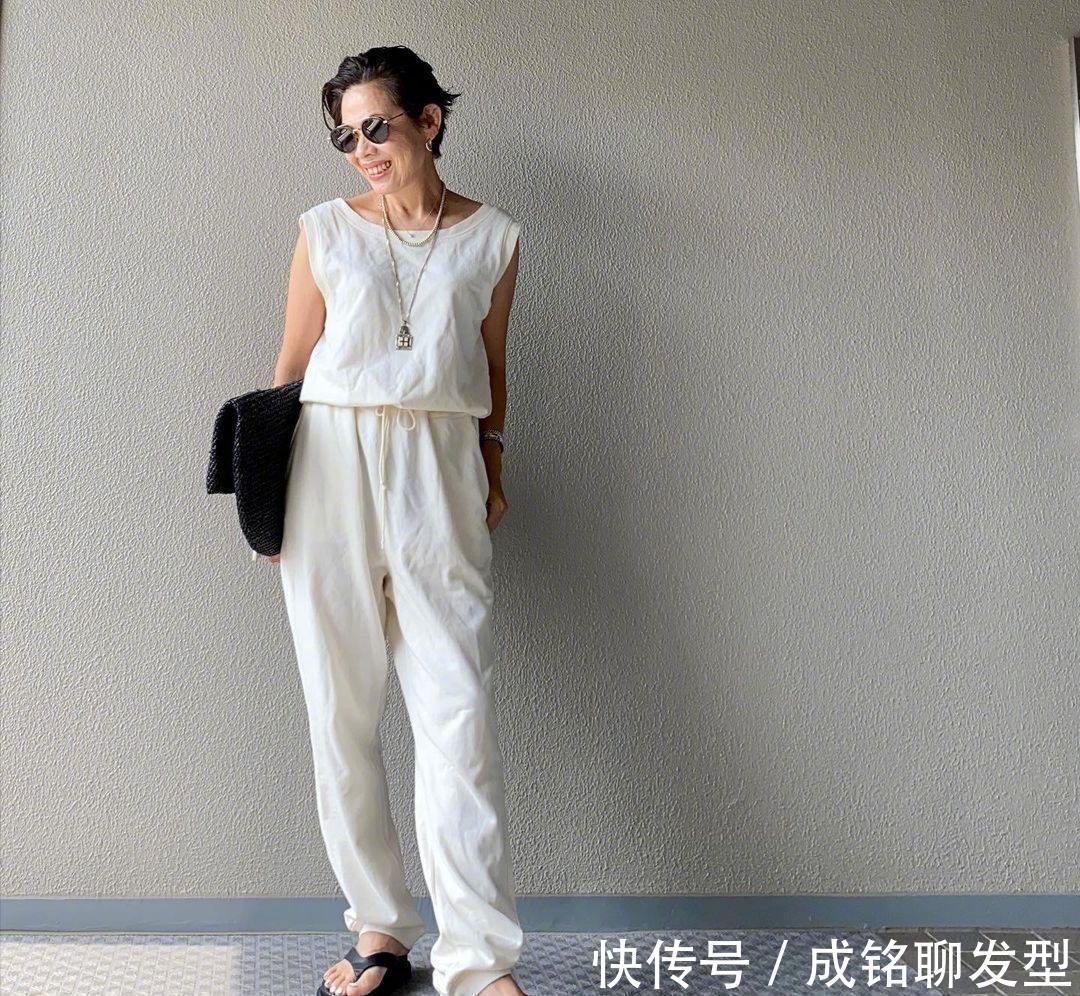 牛仔|奔六也要穿出时尚感，这位博主的搭配减龄又洋气，美得猜不出年龄