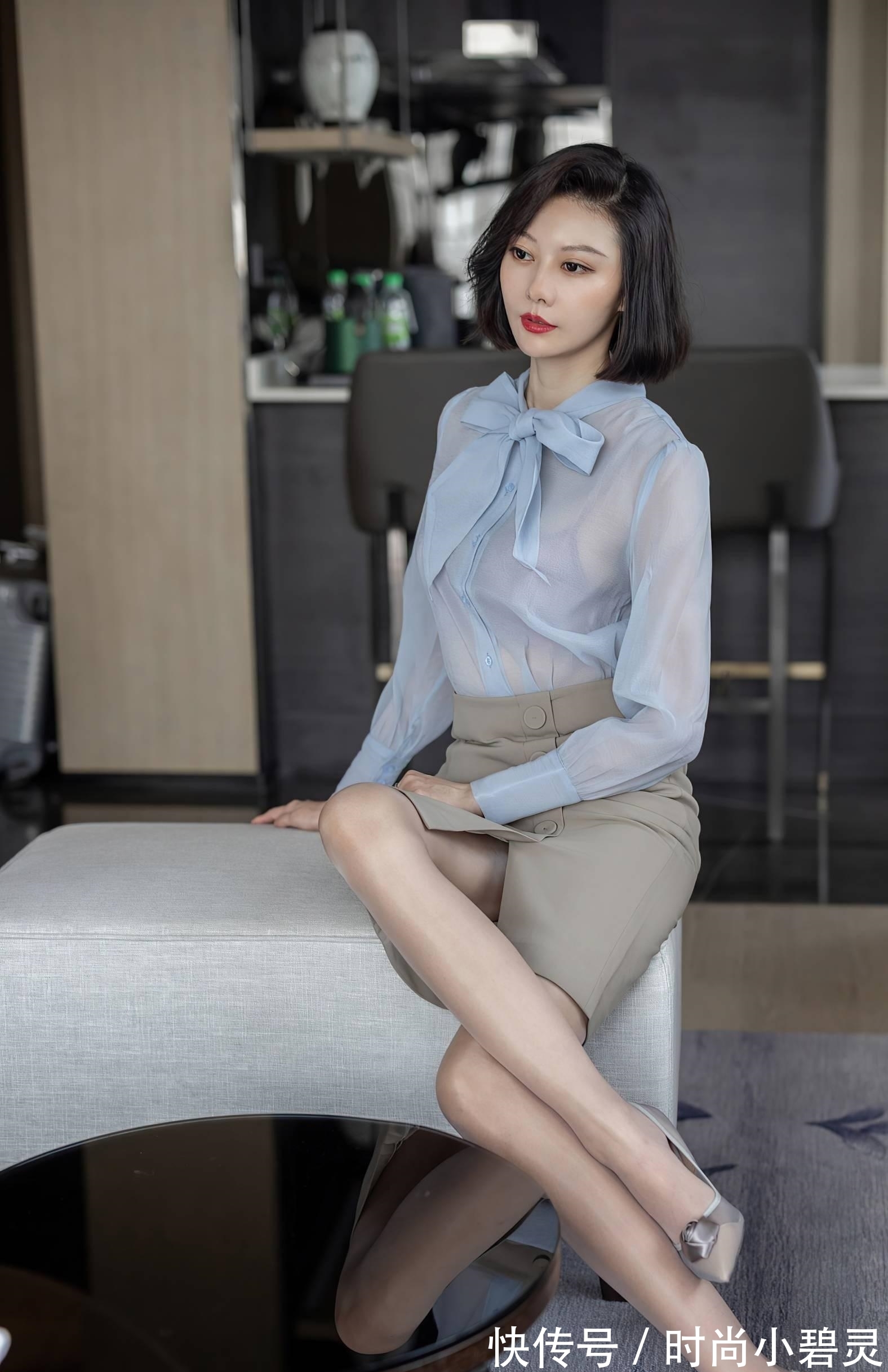 衬衫 略透的淡蓝色衬衫+半身裙搭配同样略透的高跟鞋穿出不一样的美