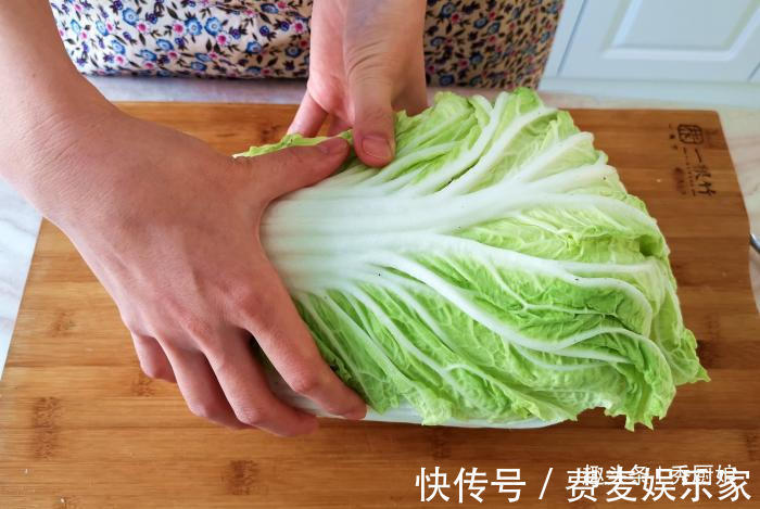 白菜炖豆腐，先炒白菜还是先炒豆腐大厨都不对，教你正确做法