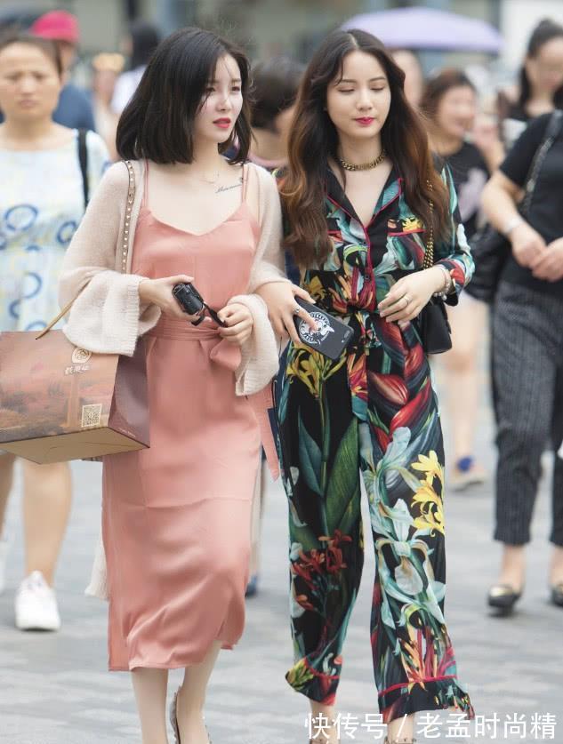 闺蜜|街拍:两个美女太默契了,一个穿睡裙,一个穿睡衣,真不愧是好闺蜜