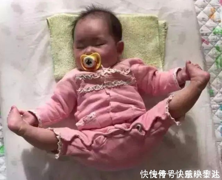 宝宝|宝宝“高难度睡姿”火了,宝妈掀开被子后:这娃已打通任督二脉?