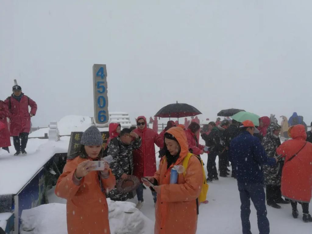 玉龙雪山|应景！今天的玉龙雪山白雪纷飞