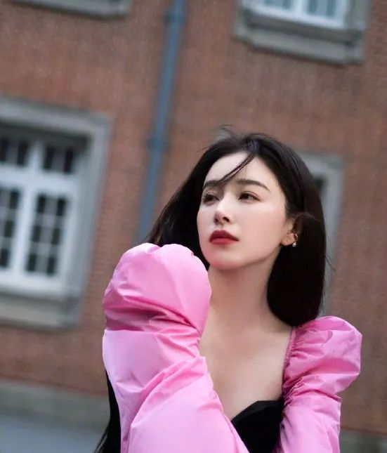 geek|赵露思尝试了各种风格,最终还是决定走小白花路线