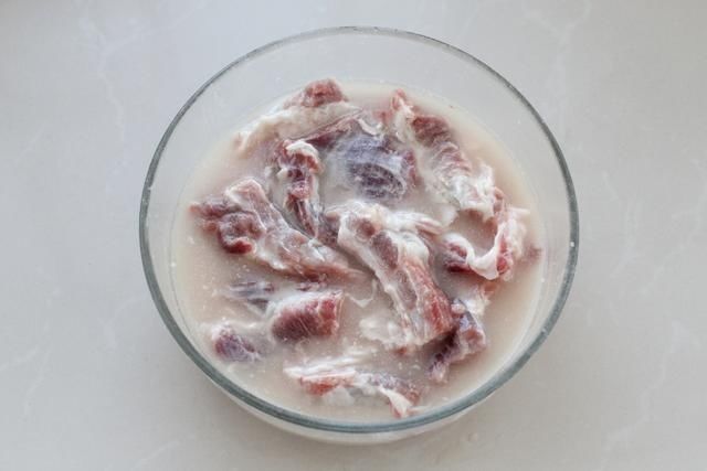 排骨和莲藕别拿来炖了，蒸着吃嫩滑鲜美保留大部分营养，一盘不够