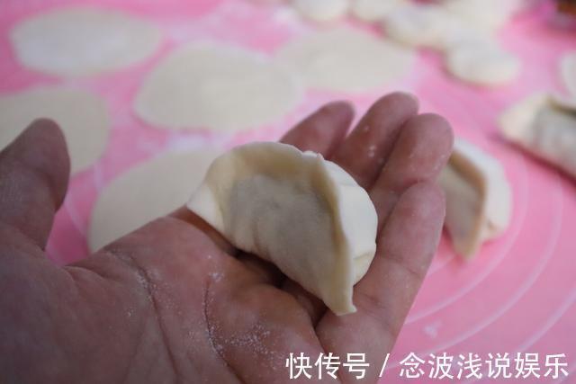 天一冷就馋热腾腾的饺子,这两种素菜做馅料,比肉馅还好吃