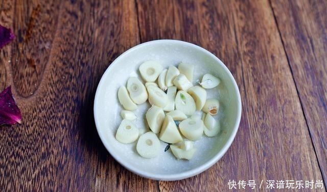 藜蒿炒腊肉|此菜不吃叶只吃梗，南方常见，就是有点贵，此时吃正当季
