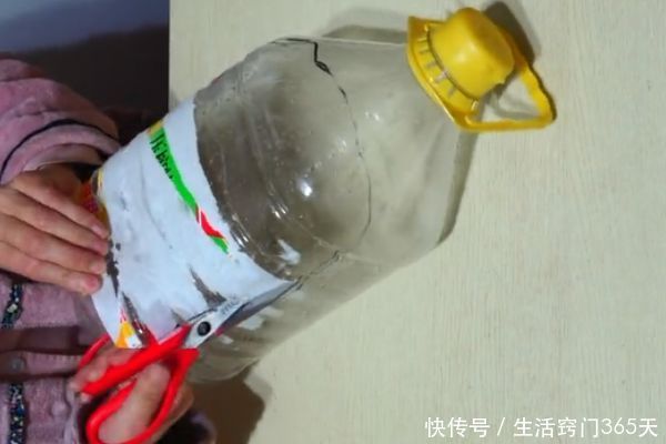 空油桶别再扔掉了,剪一刀套在脑袋上超实用,全家人都要抢着用!