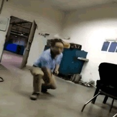 |搞笑GIF:说闺蜜出门穿得太露了,于是她就这打扮了