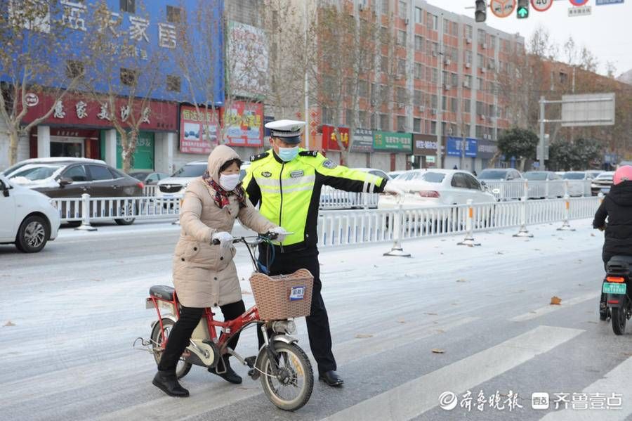 临清|雪天直击！临清交警恶劣天气坚守一线保畅安