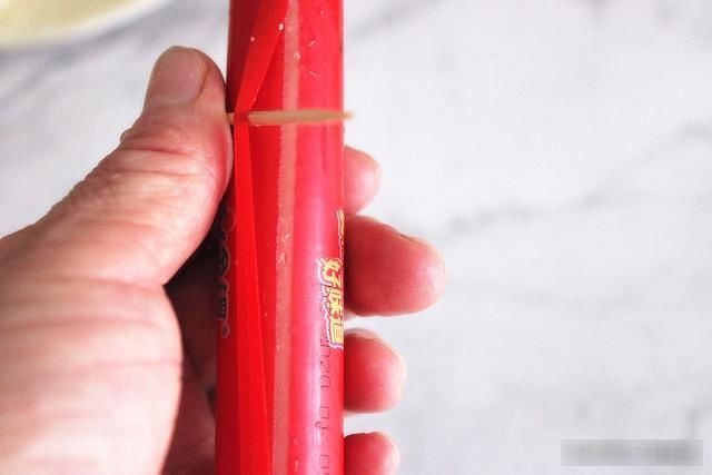 外皮|吃了这么久火腿肠,才知道按一下这地方,外皮一碰就开了,真简单