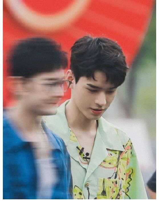 龚俊|中餐厅5再出路透,路人镜头下的周也好甜,龚俊花蝴蝶衬衫好绝