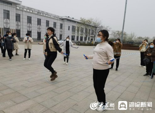 济宁市任城区安居街道妇联举办“活力巾帼 快乐运动”全民跳绳健身活动