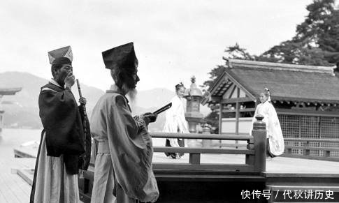 男子|日本真实老照片:男子头戴箩筐,最后一张是日本新娘!