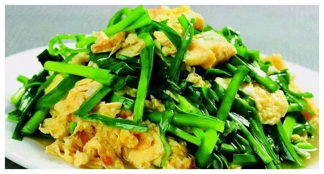 韭菜炒鸡蛋,一起炒还是分开炒教你正确做法,韭菜翠绿鸡蛋嫩滑