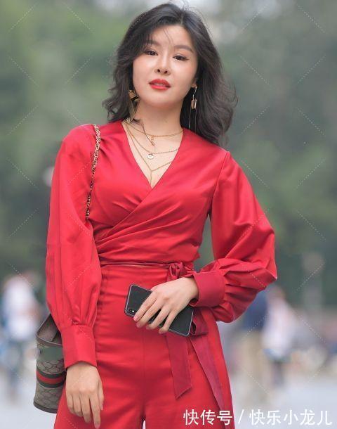 搭配 气质出众的打底裤搭配,露腿的穿搭组合很加分,轻松舒适