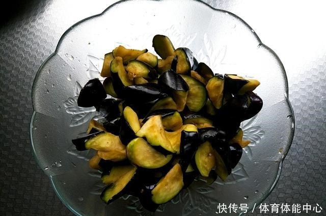 肉末鱼香茄子家常做法，不蒸不油炸，嫩滑鲜香下饭，比饭店的好吃