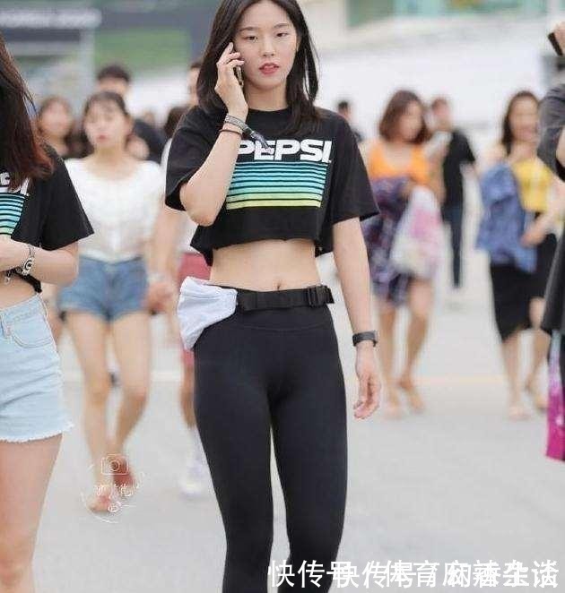 气质 穿上打底裤展现干净利落的气质美,优雅不失别致美感