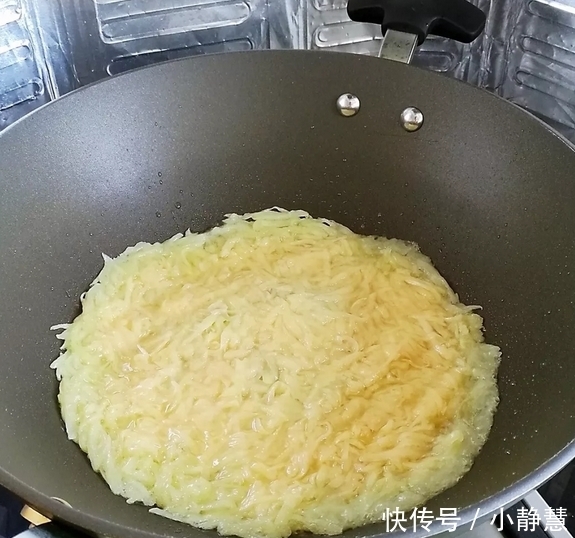 大叔煎的土豆丝饼,外酥里嫩,香气扑鼻,简单几步就能出锅!