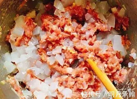 这才是灌汤包的正宗做法,皮薄馅大,咬一口汤汁四溢,赶快学学吧!