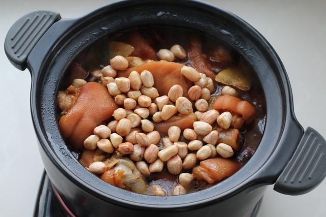 猪蹄这样做真叫一个香，色泽红润软烂入味，健康营养胶原蛋白满满