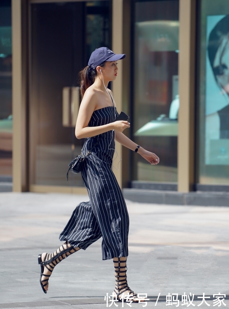 好看|街拍:美女有一对小虎牙,笑得真好看,充满灵动俏皮的感觉!