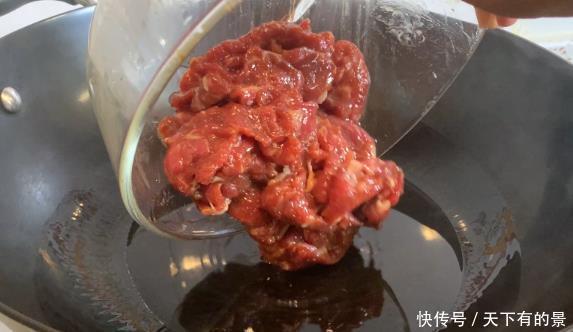 炒牛肉时，下锅前多做“两步”，牛肉炒好不硬不腥，香嫩又多汁