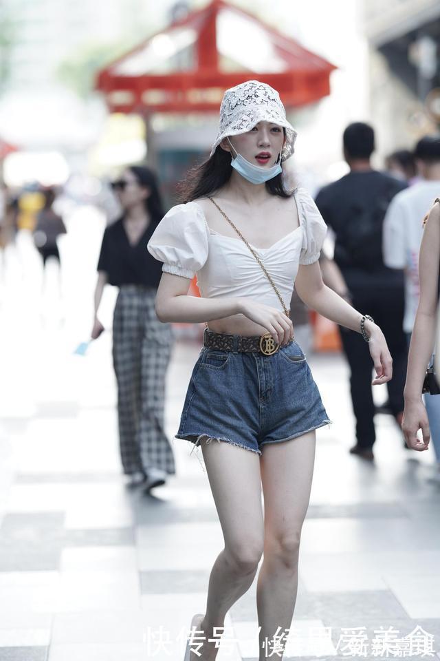 墨蓝|极简泡泡袖雪纺衫搭配墨蓝牛仔短裤,彰显时尚和个性穿搭