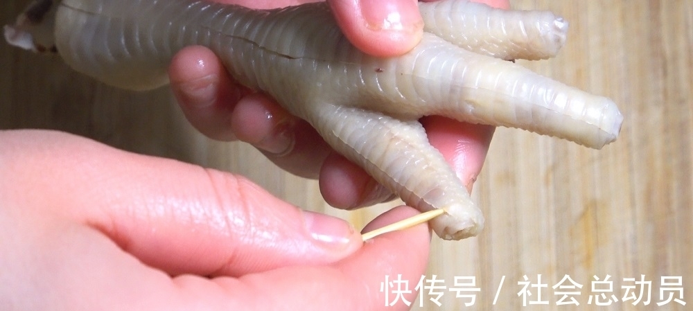 牙签|鸡爪去骨原来这么简单,一根牙签就搞定了,做无骨凤爪更入味