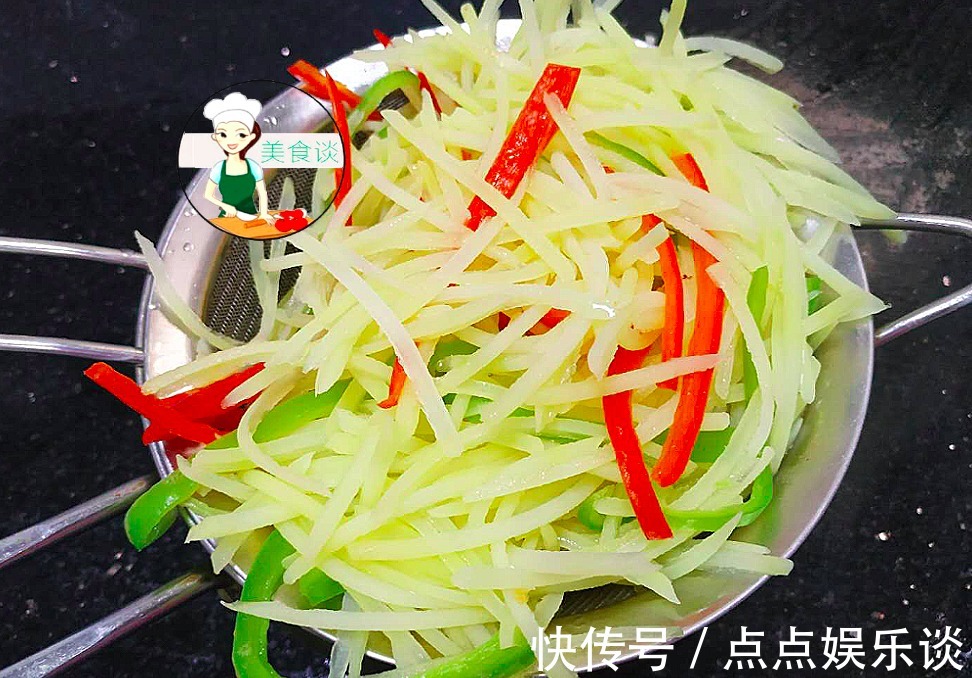 凉拌土豆丝，第一步先焯水就错了，大厨教您一招，土豆丝爽脆不黑