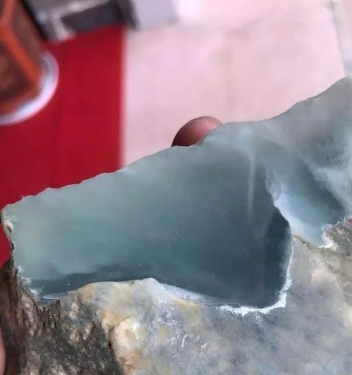 石木|翡翠原石木那白黄沙皮原料,切开后震惊了